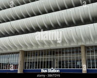 Balcons en béton courbes emblématiques de la gare routière de Preston. Un exemple d'architecture brutaliste C'est maintenant un bâtiment classé. Banque D'Images
