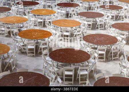 Rangées de tables rondes et de chaises se tiennent disposées dans un hall lumineux d'attente pour les invités, Chicago, États-Unis, Amérique du Nord Banque D'Images