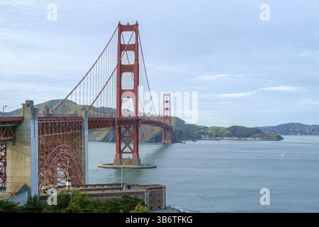 L'emblématique Golden Gate Bridge enjambe la baie par un après-midi couvert, San Francisco, États-Unis d'Amérique Banque D'Images
