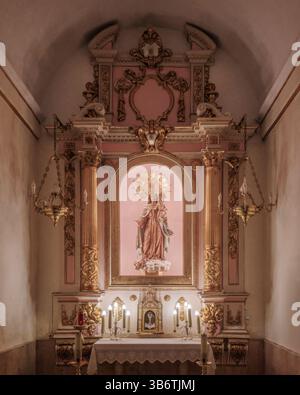 Intérieur de l'église paroissiale de Montanejos, dédiée à l'apôtre Santiago, saint patron de la ville, 18ème siècle, Castello, Communauté valencienne. Banque D'Images