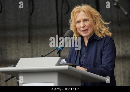 04 mai 2025, Brandebourg, Fürstenberg : L'actrice Maren Kroymann prononce les paroles d'une survivante lors de l'événement commémoratif marquant le 80e anniversaire de la libération du camp de concentration de Ravensbrück. Photo : Joerg Carstensen/dpa Banque D'Images