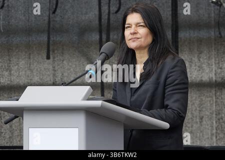 04 mai 2025, Brandebourg, Fürstenberg : L'actrice Jasmin Tabatabai prononce le texte d'un survivant lors de l'événement commémoratif marquant le 80e anniversaire de la libération du camp de concentration de Ravensbrück. Photo : Joerg Carstensen/dpa Banque D'Images