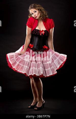 Belle femme portant une tenue rouge et noire pinup, Toronto, Canada, Amérique du Nord Banque D'Images