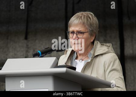 04 mai 2025, Brandebourg, Fürstenberg : Ingelore Prochnow, née dans le camp de concentration de Ravensbrück, prend la parole lors de la commémoration du 80e anniversaire de la libération du camp de concentration de Ravensbrück. Photo : Joerg Carstensen/dpa Banque D'Images