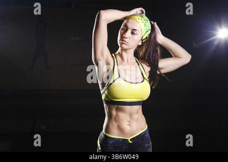Femme de fitness attrayante, corps féminin formé, portrait de style de vie, modèle caucasien Banque D'Images