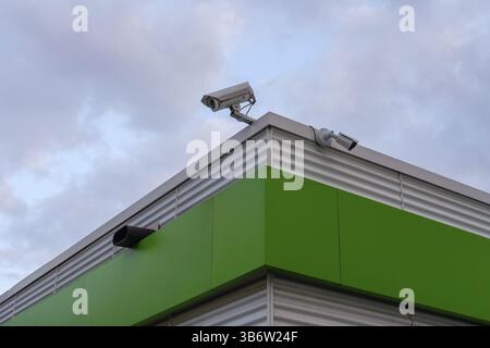 Caméras de surveillance au coin du toit d'un bâtiment industriel, Berlin, Allemagne, Europe Banque D'Images