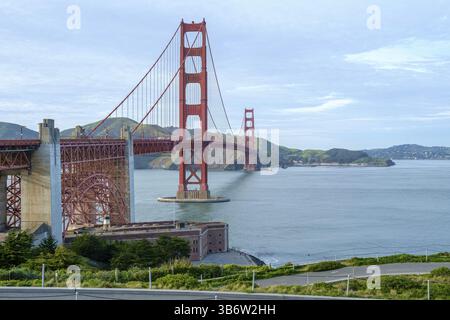 L'emblématique Golden Gate Bridge enjambe la baie par un après-midi couvert, San Francisco, États-Unis d'Amérique Banque D'Images
