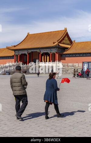 Couple avec un petit drapeau chinois à la Cité interdite à Pékin, Chine en mars 2018, Pékin, Chine, Asie Banque D'Images