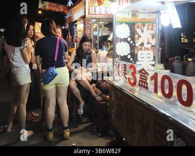 Filles dans un salon de tatouage de marché de nuit à Taiwan, Taiwan, Asie Banque D'Images