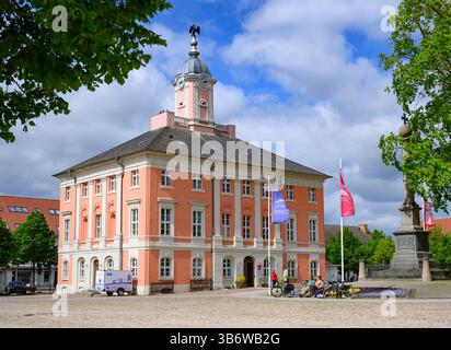 04 mai 2025, Brandebourg, Templin : L'hôtel de ville historique de la ville de Templin, dans le nord du Brandebourg, dans le quartier d'Uckermark. Deux candidats de l'AFD et du SPD se présentent au second tour des élections municipales à Templin dans l'Uckermark. Au premier tour de l'élection du 6 avril, Bork (AFD) était en tête avec 31,4 pour cent des voix. Le politicien du SPD Hartphiel a atteint 27,4%. L’ancienne chancelière Merkel a grandi à Templin, une ville de 16 000 habitants. Photo : Patrick Pleul/dpa Banque D'Images