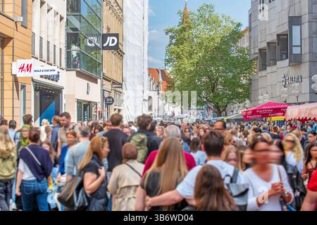 Shopping in der Fußgängerzone, Großer Andrang am Samstagnachmittag, mai 2025 Deutschland, München, mai 2025, Shopping in der Kaufingerstraße, Großer Andrang am Samstagnachmittag, Einzelhandel, Umsatz, Wirtschaft, Frühling, Bayern, *** Shopping dans la zone piétonne, grandes foules le samedi après-midi, mai 2025 Allemagne, Munich, mai 2025, Shopping dans la Kaufingerstrasse, grandes foules le samedi après-midi, vente au détail, chiffre d'affaires, économie, printemps, Bavière, Banque D'Images