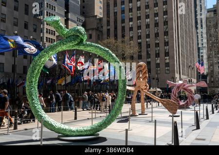 Les structures monumentales « Chamberlain Goes Outdoors » sont exposées au Center Plaza. Rockefeller Center, 2025, New York, États-Unis. Banque D'Images