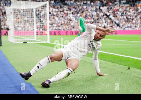 Madrid, Espagne. 04 mai 2025. MADRID, ESPAGNE - 4 mai : Kylian Mbappe du Real Madrid tombe lors du match de la Liga 2024/25 entre le Real Madrid et le Celta de Vigo au stade Santiago Bernabeu. ( Credit : Guillermo Martinez/Alamy Live News Banque D'Images