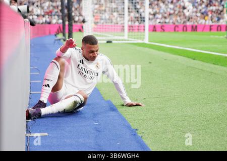 Madrid, Espagne. 04 mai 2025. MADRID, ESPAGNE - 4 mai : Kylian Mbappe du Real Madrid tombe lors du match de la Liga 2024/25 entre le Real Madrid et le Celta de Vigo au stade Santiago Bernabeu. ( Credit : Guillermo Martinez/Alamy Live News Banque D'Images