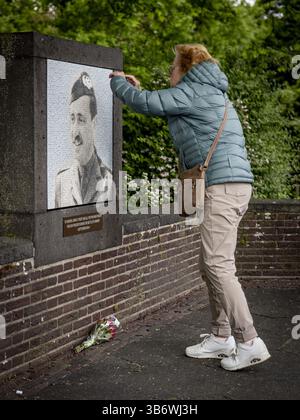 ARNHEM - les gens regardent la nouvelle plaque sur le monument du pont John Frost. La plaque se compose d'une photographie de John Frost construite à partir de photographies des centaines de soldats qui ont combattu aux côtés du lieutenant-colonel britannique en septembre 1944. Le pont sur le Rhin est nommé d'après le lieutenant-colonel britannique qui a tenté de tenir le pont pendant la bataille d'Arnhem. La vieille plaque a été vissée sur le monument en 1978 et a été volée. ANP WOUTER DE WILDE netherlands Out - belgique Out Banque D'Images