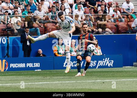 Ruben Vinagre de Legia Warszawa et Linus Wahlqvist de Pogon Szczecin vus en action lors de la finale de la Coupe de Pologne 2025 entre Legia Varsovie et Pogon Szczecin au PGE Narodowy. Score final Legia Warszawa 4 : 3 Pogon Szczecin Banque D'Images