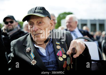 04 mai 2025, Brandebourg, Fürstenberg : Mykola Urban, survivant du camp de concentration, né en 1924, participe à l'événement commémoratif marquant le 80e anniversaire de la libération du camp de concentration de Sachsenhausen. Photo : Joerg Carstensen/dpa Banque D'Images
