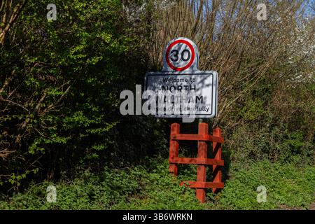 Panneau de village dans le Hampshire : Bienvenue à North Waltham s'il vous plaît conduire prudemment avec le panneau de limite de vitesse de 30 mph Banque D'Images