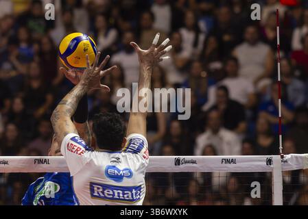 Sao Paulo, Brésil. 04 mai 2025. SP - SAO PAULO - 04/05/2025 - FINALE DE SUPER LEAGUE MASCULINE - SADA CRUZEIRO x RENATA VOLLEYBALL - jouer à partir du match final. Photo : Anderson Romao/AGIF (photo par Anderson ROMã ;o/AGIF/SIPA USA) crédit : SIPA USA/Alamy Live News Banque D'Images