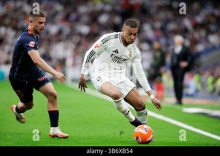 Madrid, Espagne. 04 mai 2025. MADRID, ESPAGNE - 4 mai 2025 :Kylian Mbappe du Real Madrid contrôle le ballon lors du match de la Liga 2024/25 entre le Real Madrid et le Celta de Vigo au stade Santiago Bernabeu le 4 mai 2025 à Madrid, Espagne. (Photo de Guillermo Martinez/Sipa USA) crédit : Sipa USA/Alamy Live News Banque D'Images