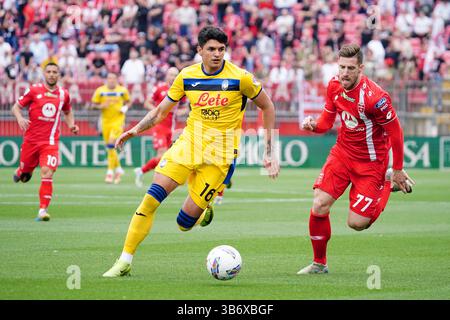 Monza, Italie. 04 mai 2025. Raoul Bellanova (Atalanta BC) et Georgios Kyriakopoulos (AC Monza) lors du championnat italien Serie A match de football entre AC Monza et Atalanta BC le 4 mai 2025 au stade U-Power de Monza, en Italie. Crédit : Luca Rossini/E-Mage/Alamy Live News crédit : Luca Rossini/E-Mage/Alamy Live News Banque D'Images