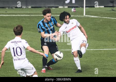Bruxelles, Belgique. 04 mai 2025. Maxim de Cuyper du Club et Cesar Huerta d'Anderlecht se battent pour le ballon lors d'un match de football entre le Club Brugge et le RSC Anderlecht à Bruxelles, dimanche 4 mai 2025, la finale de la Coupe de Belgique de football Croky Cup. BELGA PHOTO BRUNO FAHY crédit : Belga News Agency/Alamy Live News Banque D'Images