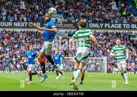 04 mai 2025, Glasgow, Royaume-Uni. Les Rangers ont joué contre le Celtic lors d'un match de premier rang de William Hill à l'Ibrox Stadium, Glasgow, Écosse, Royaume-Uni, le dernier match de la saison. Le score final était Rangers 1 - 1 Celtic. Cyriel Dessers (R9) passe devant Greg Taylor (C3). Crédit : Findlay/ Alamy Live News Banque D'Images
