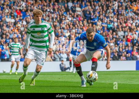 04 mai 2025, Glasgow, Royaume-Uni. Les Rangers ont joué contre le Celtic lors d'un match de premier rang de William Hill à l'Ibrox Stadium, Glasgow, Écosse, Royaume-Uni, le dernier match de la saison. Le score final était Rangers 1 - 1 Celtic. John Souttar (R5) défend Arne Engels (C27) crédit : Findlay/ Alamy Live News Banque D'Images