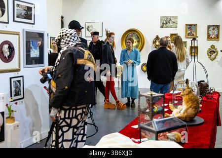 2 mai 2025 - soirée mascarade surréaliste d'ouverture pour l'exposition collective d'art surréaliste L'Age D'Or, Hoxton Arches, Londres, Angleterre Banque D'Images