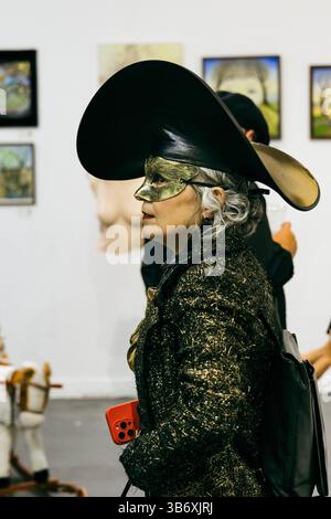 2 mai 2025 - ouverture de la mascarade surréaliste pour l'exposition du groupe d'art surréaliste L'Age D'Or, Hoxton Arches, Londres, Angleterre Banque D'Images