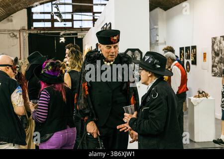 2 mai 2025 - soirée mascarade surréaliste d'ouverture pour l'exposition collective d'art surréaliste L'Age D'Or, Hoxton Arches, Londres, Angleterre Banque D'Images