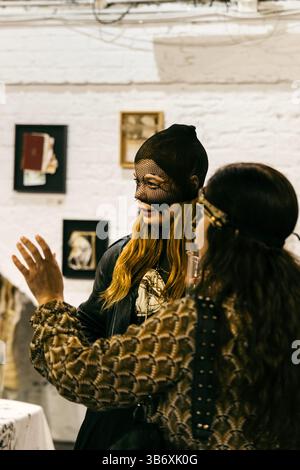 2 mai 2025 - soirée mascarade surréaliste d'ouverture pour l'exposition collective d'art surréaliste L'Age D'Or, Hoxton Arches, Londres, Angleterre Banque D'Images
