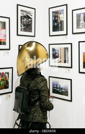 2 mai 2025 - ouverture de la mascarade surréaliste pour l'exposition du groupe d'art surréaliste L'Age D'Or, Hoxton Arches, Londres, Angleterre Banque D'Images