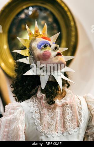 2 mai 2025 - soirée mascarade surréaliste d'ouverture pour l'exposition collective d'art surréaliste L'Age D'Or, Hoxton Arches, Londres, Angleterre Banque D'Images