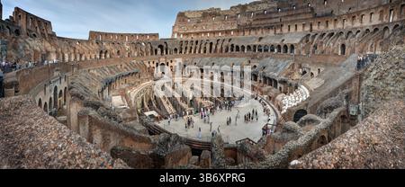 Rome, Italie - 6 septembre 2024 : large vue panoramique de l'intérieur du Colisée à Rome, Italie avec de nombreux touristes. Il a été achevé en 80 AD. Banque D'Images