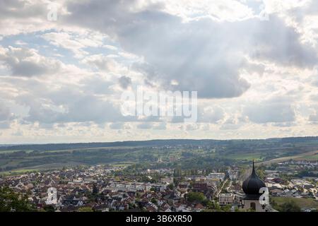 Herrenberg présente un mélange époustouflant de bâtiments historiques et de paysages naturels. La photo capture les charmants toits de la ville sous un ciel nuageux, s. Banque D'Images