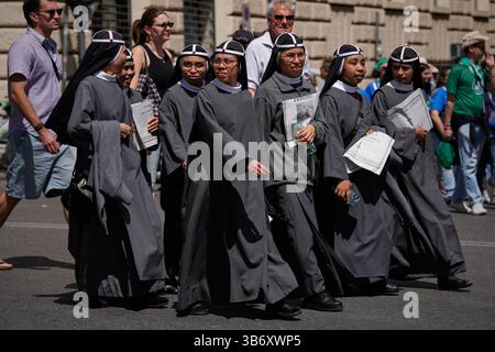 Rome, Italie. 26 avril 2025. Bridgettines nonnes sont vues avec des journaux à Rome Italie le 26 avril 2025. (Photo de Jaap Arriens/Sipa USA) crédit : Sipa USA/Alamy Live News Banque D'Images