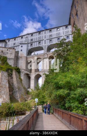 Cesky Krumlov, République Tchèque - 26 septembre 2022 : les touristes marchent près du pont de cape du château de Cesky Krum à Cesky Krumlov, République Tchèque. Banque D'Images
