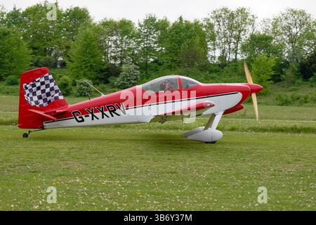 Lovely Looking Vans RV-9 Kit taxies d'avion à l'aire de stationnement à l'aérodrome de Popham dans le Hampshire Angleterre après être arrivé pour assister à la micro-lumière annuelle f Banque D'Images