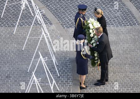 Amsterdam, pays-Bas, 2025-05-04 19 :59 :08 AMSTERDAM,04-05-2025, de DamKing Willem-Alexander, la reine Máxima et le premier ministre Schoof assistent à la cérémonie de commémoration à de Nieuwe Kerk à Amsterdam, où Philip Freriks prononce le discours du 4 mai. Ensuite, le couple royal dépose une couronne au monument national sur la place du Dam. PHOTO : NLBeeld/Patrick van EMST crédit : NL Beeld/Patrick van EMST Banque D'Images