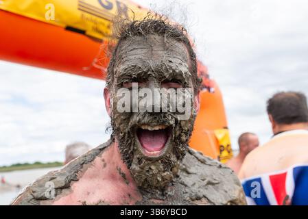Course de boue de Maldon 2025. Le participant Joel Hicks avec le visage boueux à l'arrivée Banque D'Images