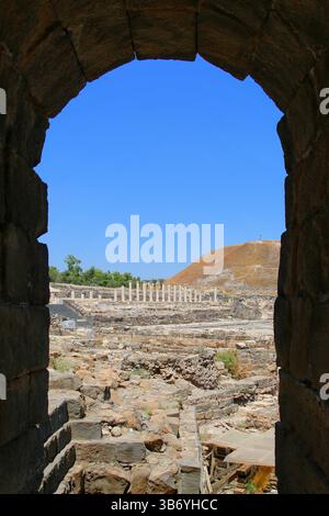 Ruines romaines antiques de Beit She'an vues à travers une arche de pierre, Israël. Site archéologique historique avec colonnes préservées et vestiges de théâtre. Banque D'Images