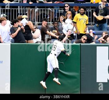 Pittsburgh, États-Unis. 04 mai 2025. Les fans réagissent alors que Tommy Pham (28 ans), le surfer sur le terrain des Pittsburgh Pirates, tente d'attraper Elias Díaz, attrapeur des Padres de San Diego, homer en solo dans la deuxième manche contre les Pirates de Pittsburgh au PNC Park le dimanche 4 mai 2025 à Pittsburgh. Photo par Archie Carpenter/UPI. Crédit : UPI/Alamy Live News Banque D'Images