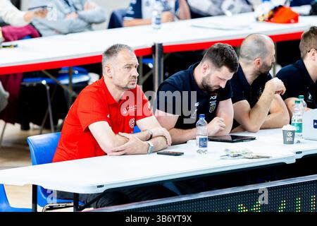 Varsovie, Pologne. 4 mai 2025. PlusLiga Ligue polonaise de volleyball match entre PGE Projekt Warszawa et Jastrzębski Węgiel. Photo : l'entraîneur de l'équipe nationale polonaise Nikola Grbić. Crédit : Bartlomiej Wisniewski/Cyberfocus/Alamy Live News Banque D'Images