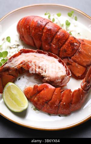 Délicieuses queues de homards bouillis servies sur une table grise, vue de dessus Banque D'Images