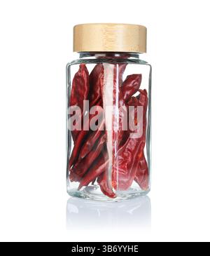 Piments rouges dans un pot à épices isolé sur blanc Banque D'Images