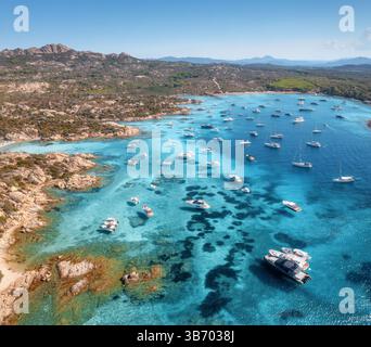 Vue aérienne des yachts et bateaux de luxe dans la mer cristalline Banque D'Images