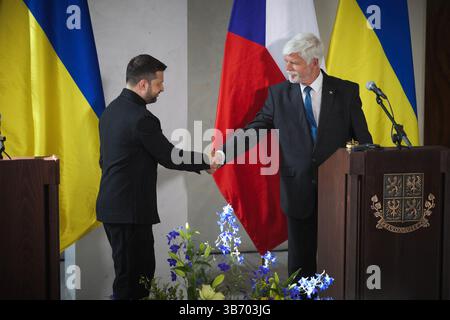 Prague, République tchèque. 04 mai 2025. Petr Pavel, Président de la République tchèque et Volodymyr Zelenskyy, Président de l'Ukraine lors d'une visite officielle le 04 avril 2025 à Prague, République tchèque.*usage éditorial exclusif* Cap/PLF © le Bureau présidentiel de l'Ukraine via crédit : Capital Pictures/Alamy Live News Banque D'Images