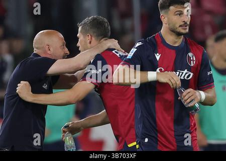 Bologne, Italie. 4 mai 2025 ; Stadio Renato Dall Ara, Bologne, Italie, Serie A Football, Bologne contre Juventus ; Remo Freuler du Bologna FC célèbre après avoir marqué son but à la 55e minute pour 1-1 avec Vincenzo Italiano entraîneur-chef du Bologna FC crédit : action plus Sports images/Alamy Live News Banque D'Images