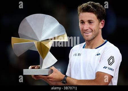 MADRID, ESPAGNE - 04 MAI : Casper Ruud de Norvège célèbre avec le trophée après sa victoire contre Jack Draper de Grande-Bretagne à la suite du match de finale en simple masculin le treizième jour de l'Open Mutua de Madrid à la Caja Magica le 04 mai 2025 à Madrid, Espagne. (Photo de QSP) crédit : QSP/Alamy Live News Banque D'Images